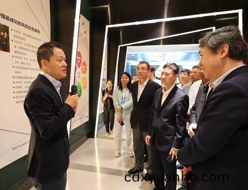 大族激光高云峰董(dong)事長向考察團介紹公司發(fā)展(zhan)經(jīng)營情況