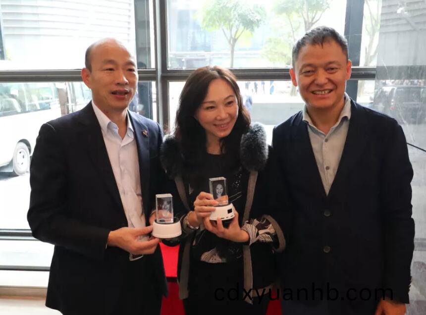 大(da)族激(ji)光(guang)董事長(zhǎng)高云峰接待臺(tái)灣市長(zhǎng)考察(cha)團(tuán)合照