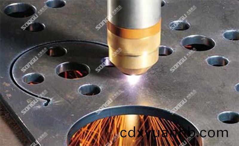 光纖金屬(shu)激光(guang)切割設(shè)(she)備切割鋼板